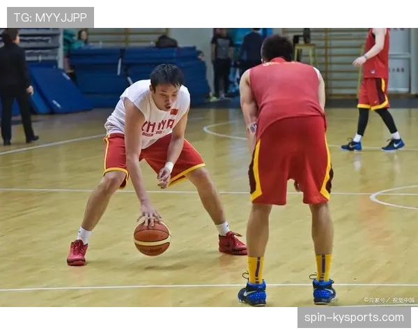 篮球比赛中干扰球判罚在NBA与国际篮联有何不同